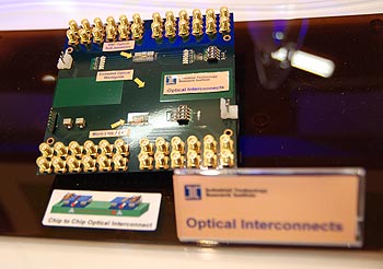 《图十五 高速光纤连接器，能大幅超越现有的铜线连接速度，且能与IC封装制程兼容。》