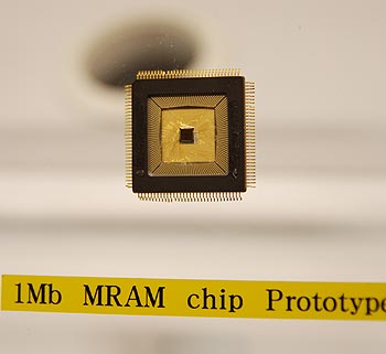 《圖十六　1MB的MRAM晶片原型》