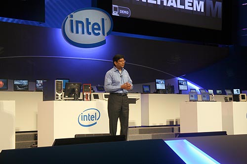 《圖一　英特爾資深副總裁暨微型移動裝置事業群總經理Anand Chandrasekher於開幕的演講中以從先進到主流（Extreme to Mainstream）為開幕主題，剖析PC產業即將來臨的下個主流。》