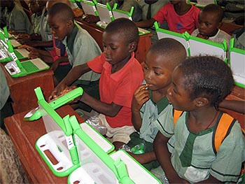 《圖三　 OLPC以教育公益目的前進世界，開闢從未觸及的市場。》