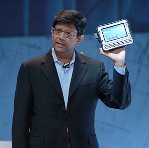 《圖五　英特爾資深副總裁暨微型移動裝置事業群總經理Anand Chandrasekher手持搭載Intel Centrino Atom技術的MID產品。》