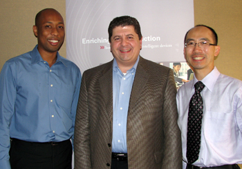 《图十四 Synaptics计算机事业部副总裁Mark Vena（中）、产品市场部经理徐正州（右）、资深FAE经理Fred Caldwell》