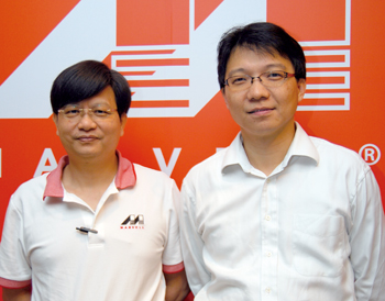 《图二十五 Marvell营销总监张立翰（左）、计算机及连接产品事业部总经理兼制造营运部副总裁陈若文（右）》