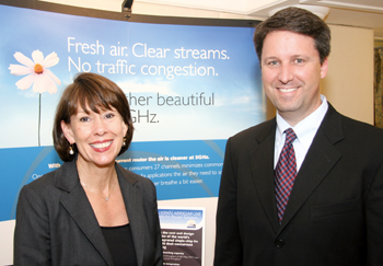 《圖十　右為Atheros無線網路暨運算事業部副總裁Todd D. Antes，左為Atheros企業行銷部資深總監Susan Lansing。》