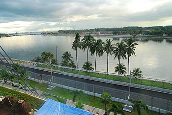 《圖十二　新加坡站濱灣賽道，是F1有史以來首次的夜間賽事，因此備受全球關注。圖為新加坡濱灣賽道的一角，鐵架上為夜間比賽最為關鍵的照明設施。》