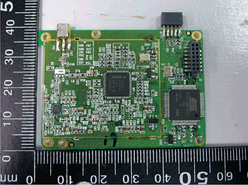 《图三 微小化RFID Reader模块。该模块尺寸大小约为宽4公分，长5.3公分，开发具有USB、RS232等通用电信接口，易于界接在应用模块内，收发端留有标准50奥姆SMA接头，天线可与应用模块作整合设计。》