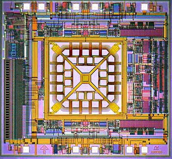 《圖一  至90年代起，MEMS走向結合感測器(sensor)、致動器(actuator)、控制系統(control function)，且利用共同半導體製程，整合電晶體及機械微結構來製作完整的晶片。》