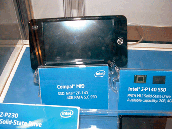《圖一 2008年台北英特爾開發者論壇(Intel Developer Forum;IDF)的展示區展示著使用Intel固態硬碟的仁寶MID。(攝影:陸向陽)》