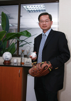 《图二 吴诚文主任可曾是1971年担任巨人队少棒国手，代表台湾参加「威廉波特」世界杯少年棒球锦标赛，获世界少棒冠军的金牌投手呢！》