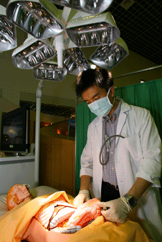 《图十九 LED专业手术灯让医师判断更准确》