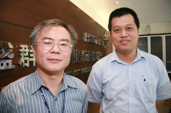 《圖十三 圖左為盛群半導體設計中心產品二處處長王明坤,右為盛群半導體微控制器產品處市場企劃部工程師陳南強》