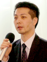 《圖十九 熒茂光學觸控面板事業處行銷部區域經理羅毅真指出,投射電容觸控面板所需技術也是各類技術之整合,包括玻璃成型、鑽孔、強化技術;Decoration處理技術、投射電容觸控面板設計和製程設計;貼合技術(玻璃與玻璃G/G貼合、Glass/Film/Film貼合);還需配合IC韌體開發,針對大尺寸訊號處理特性修正設計等》