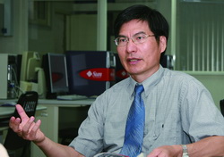 《图一 台湾大学电机信息学院副院长陈良基说，未来所有的影片，都能转变成3D。》