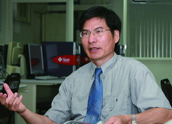 《图一 台湾大学电机信息学院副院长陈良基说，3D研究的最终目标，是要把所有2D画面都能变成3D影像。》
