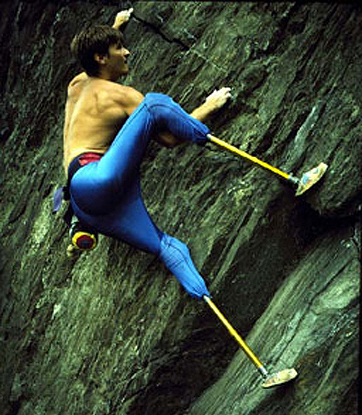 《圖二　Hugh Herr年輕時透過傳統義肢攀岩的不順利經驗促使他投入仿生義肢研究。》