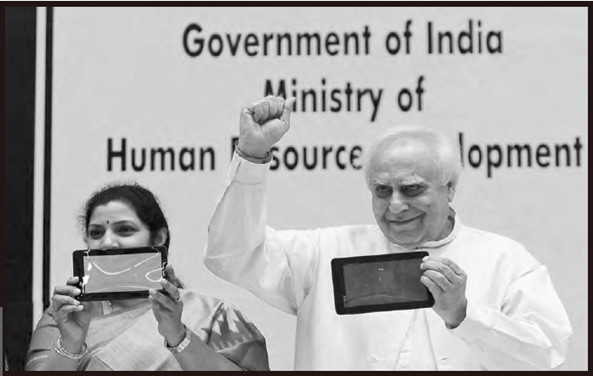 图三 : 印度政府与Datawind公司一同合作，在经过长达2年的研发后于印度发表低价平板计算机Aakash，图右为印度人力发展部部长Kapil Sibal。