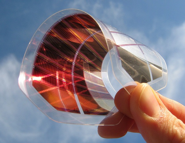 圖一 :  可撓曲的太陽能發電板 Source：LOPE-C