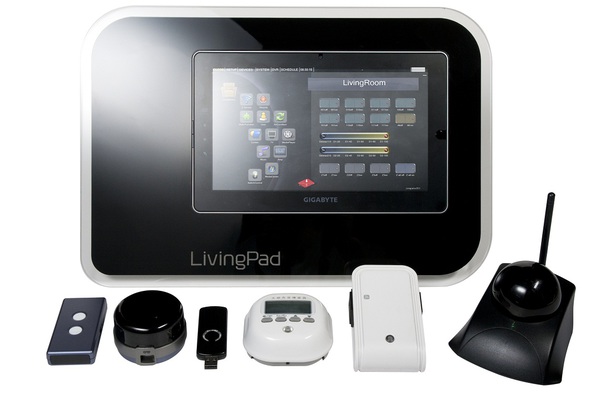 图二 : LivingLab的操控板及感测装置