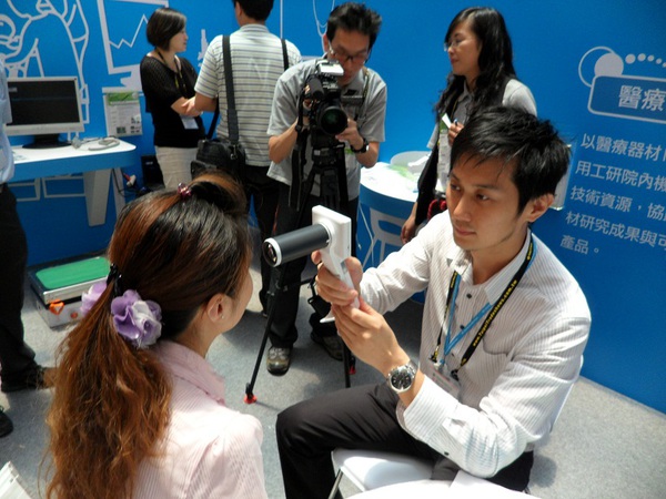 图二 : 工研院团队与晋弘科技成功开发数字手持式诊断镜组，创造台湾高值光学医疗器材新契机