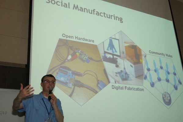 圖二 : 威盛電子全球行銷處 副總經理Richard Brown針對「3D printing and social manufacturing」議題發表演說。