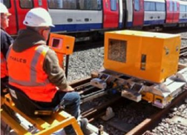 圖二 : Thales UK 的工程師採用 CompactRIO 與 LabVIEW，模擬出倫敦地下鐵路網的客運火車