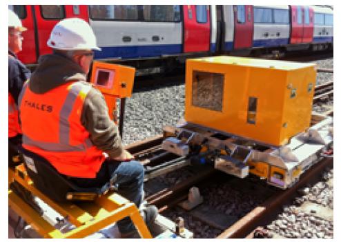 图二 : Thales UK 的工程师采用 CompactRIO 与 LabVIEW，仿真出伦敦地下铁路网的客运火车