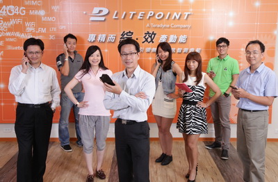 图二 : LitePoint台湾区总经理谢顺富(中)与技术研发团队