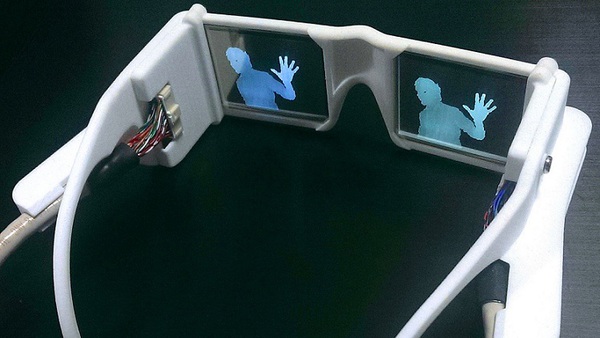 圖三 : Second Sight的盲人眼鏡可讓盲人也能夠「看見」眼前景象。