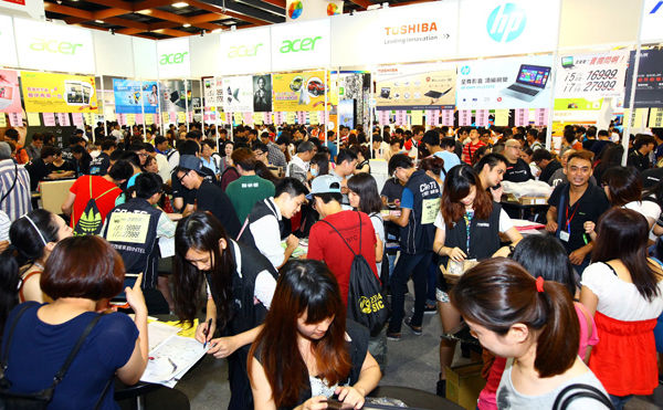 Figure 1 :   Taipei computer applications show attracted many consumers to purchase new pc products