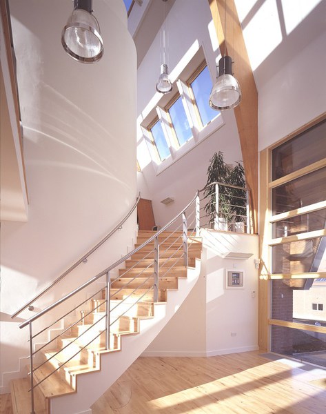 圖一 : 將陽光導入到建築物之中來進行照明，也可達到節能減碳的目的。
