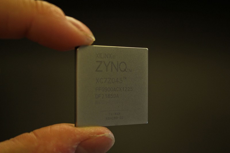 不光是MCU的性能有所提升，FPGA也不遑多讓，在內建了處理器之後，其性能也有相當程度的進展，對於複雜的工業馬達設計也能輕鬆駕馭。（Source：賽靈思）