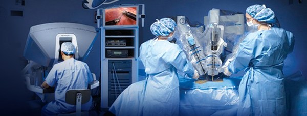 图5 : 达文西手术当中，机器人辅助导引手术系统有其必要性。 （Source：medicalcenterhealthsystem.com）
