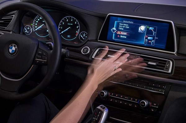 圖4 : BMW發展出多屏互聯的智慧車