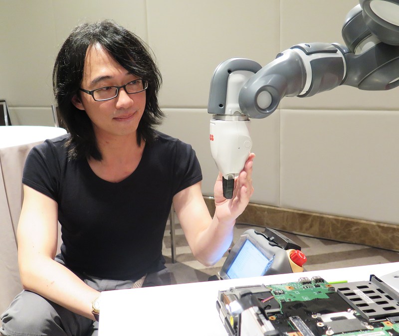 現今的工業機器人，正朝向人機可協同作業的目標發展。