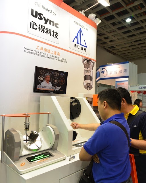 現今智慧型手機金屬機殼幾乎皆經Renishaw量測後組裝出品，去年起也與台灣鋁輪圈大廠合作，在加工製程階段檢測刀具、工件、產品，防止過/空切，使機上量測維持良率接近100%。（攝影：陳念舜）