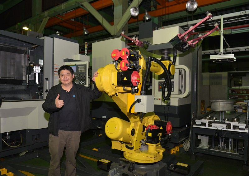 遠東機械工業公司總經理莊宇龍表示，發得科技的AVM鋁輪圈智慧化生產系統，可在製程階段就先確認是否在預設的公差範圍內？否則及時停機、追溯改善，達到全檢目標，不必等到最後成品階段，才靠人工搬運抽檢報廢。(攝影：陳念舜)