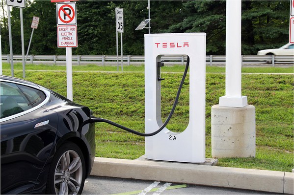 图1 : 现阶段，在加州一带，很容易看到充电站或是特斯拉电动车在街道上。 （Source：electrical-cars.net）
