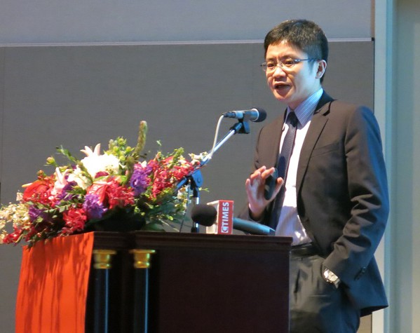 图三 : 德州仪器台湾地区总经理李原荣强调三个基础核心架构与策略三角，来因应后摩尔时代的改变。