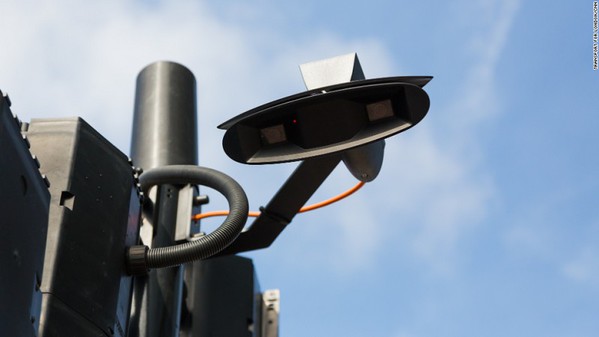 圖一 : 英國的智慧交通系統SCOOT透過「眼睛」可用3D方式觀察人群，用以計算等待紅綠燈時的行人數量。（Source：CNN）