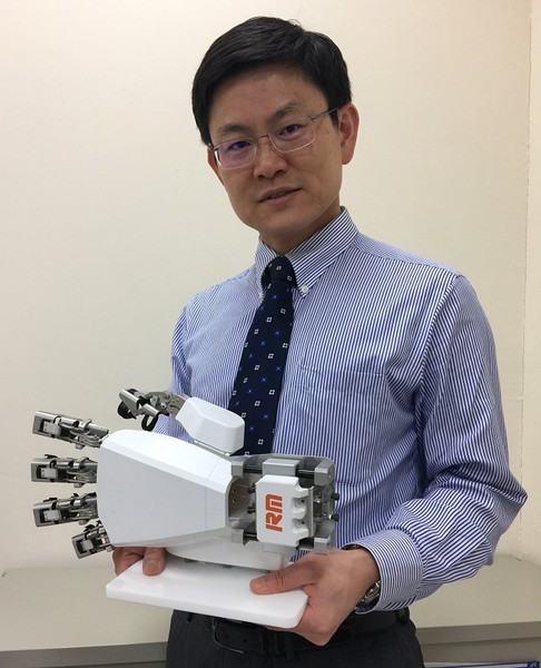 圖二 : 清華大學教授張禎元與其團隊自主研發之國產機器手復健結構