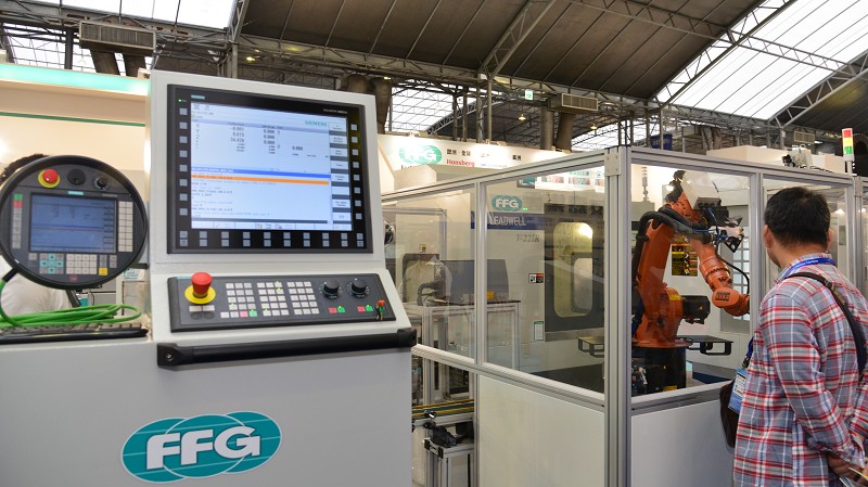 友嘉集團率先發表可適用於客製化手機外殼的Turnkey示範生產線，整合了Siemens、KUKA等智慧製造和銷售系統聯網友嘉Cloud-based SCADA，呈現整廠監控管理的情境。(攝影：陳念舜)