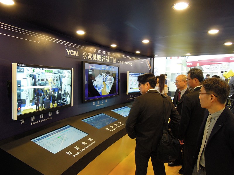 永進機械展示最新物聯網IoT解決方案，讓工廠管理者監控設備總合效率(OEE)等有意義的數據，以立即判斷生產過程中的問題點，進而與ERP連線。(攝影：陳念舜)