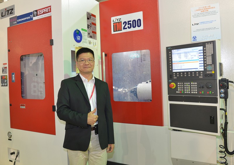 台灣麗馳科技公司創新研究所鄭基弘展示五軸與複合加工機，既可提高生產效率，也滿足客戶對於高精度與高複雜度的加工需求。(攝影：陳念舜)