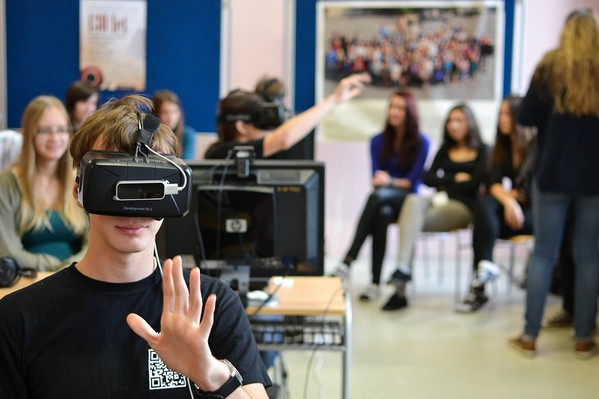 圖三 : 在VR開發技能的教育上，很適合透過畢業作品的VR化、個人求職履歷的VR化等學生所切身的點點滴滴中，把VR內化成為學生觀察和關懷世界的心靈元素。（Source：Aurosys Solutions）