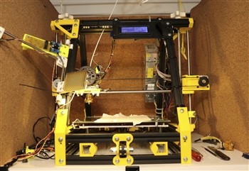 图2 :  Johann Zipperer自制的3D列印机