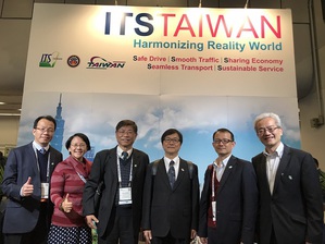 图一 : 图为贵宾合影，左起为：资策会系统所蒙主任以亨、冯所长明惠、何专家宝中与交通部祈常务次长文中、王叁事兼主任穆衡及刘技正建邦。
