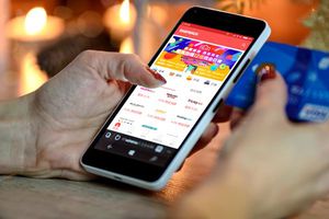 图一 : ShopBack用户双11期间平均网购4.9次 六成订单来自手机