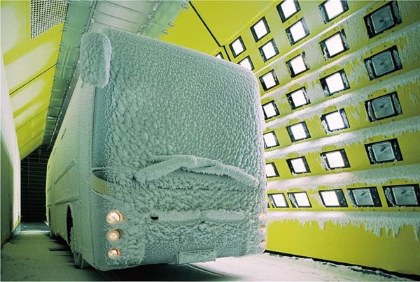 圖1 : 在阿森納爾鐵路技術試驗中心氣候風洞內的結冰巴士（source：c RTA）