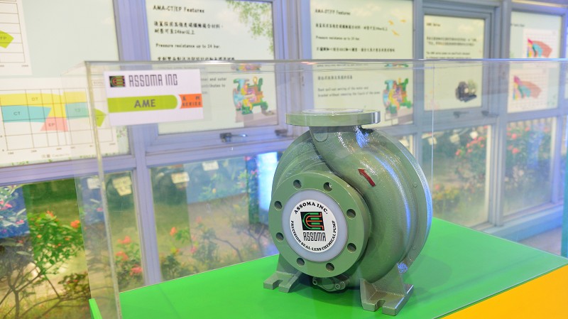 AME系列金屬PFA內襯磁力驅動無軸封泵浦可適用於半導體、面板等產業的潔淨製程，處理水中高酸鹼值液體。（攝影╱陳念舜）