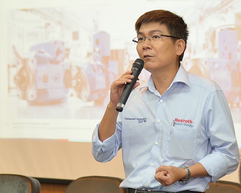 博世力士樂公司油壓事業部協理邱文科指出，若為符合工業4.0時代開發的相關油壓產品，皆必須能達到分散式智能控制。(攝影╱陳念舜)